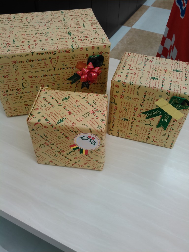 クリスマスのラッピング承り中。