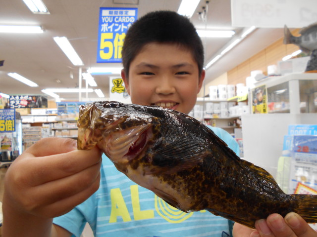 元気いっぱいのちびっ子釣師！魚釣りを楽しんでいますよ♪