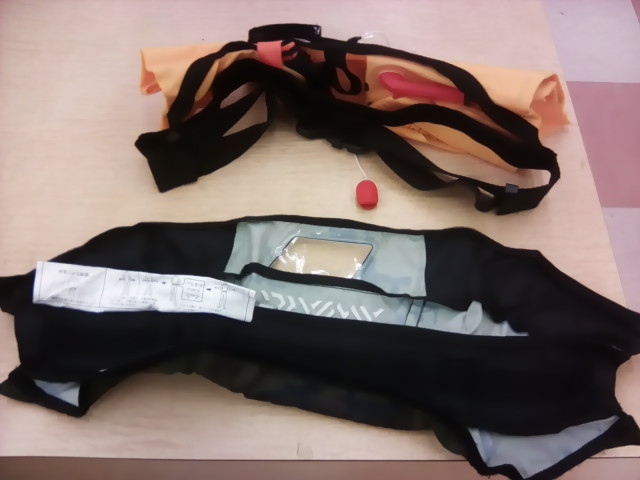 ボンベ式ライフジャケットのカバーが外せて洗えるんです！！