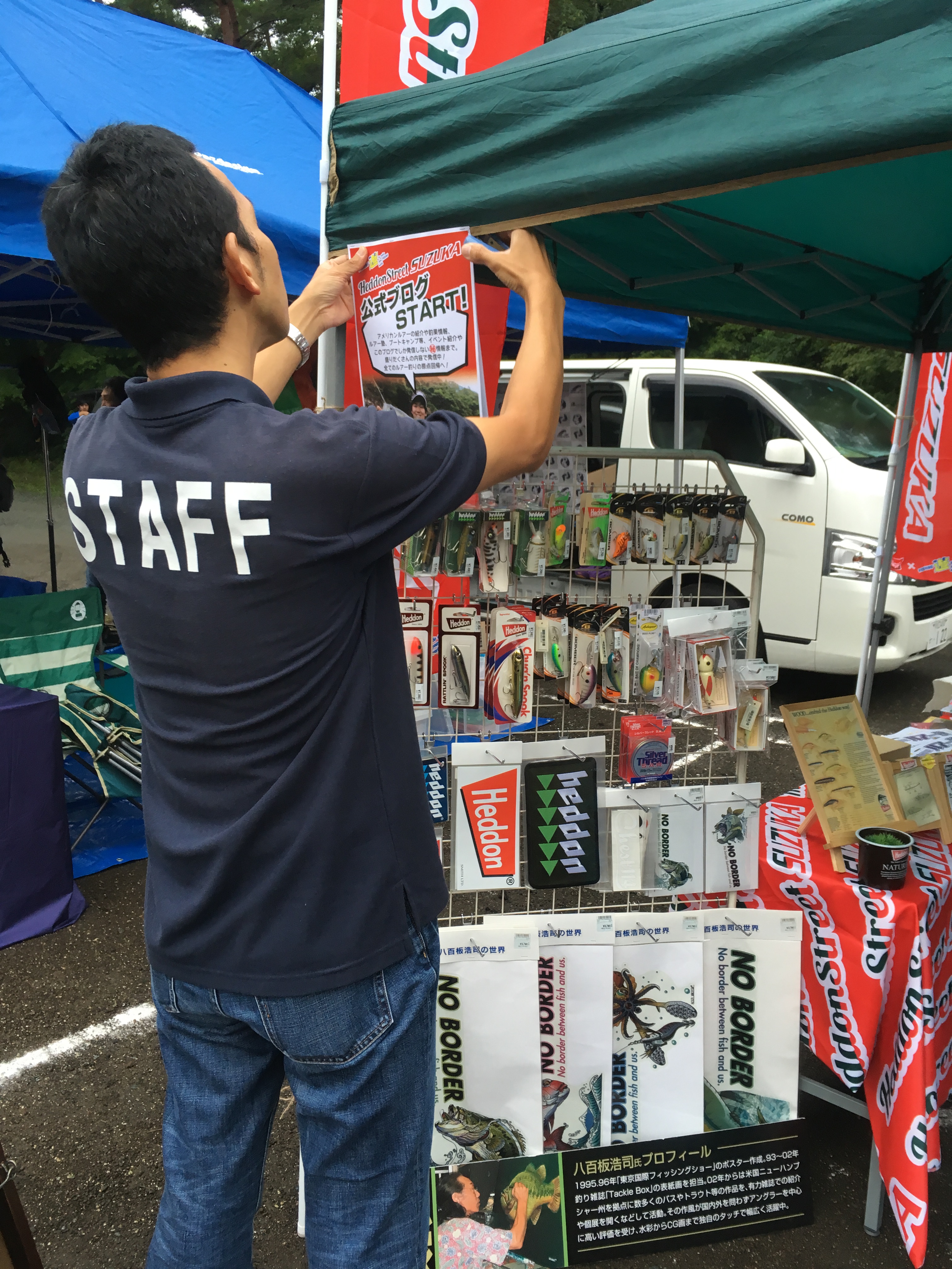 ポップを貼る男